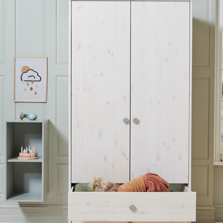 Flexa. Classic wardrobe with extra high and natural green knobs - White washed