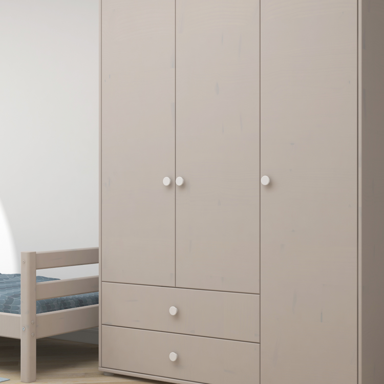 Flexa. Classic wardrobe with extra high and white knobs - Grey washed