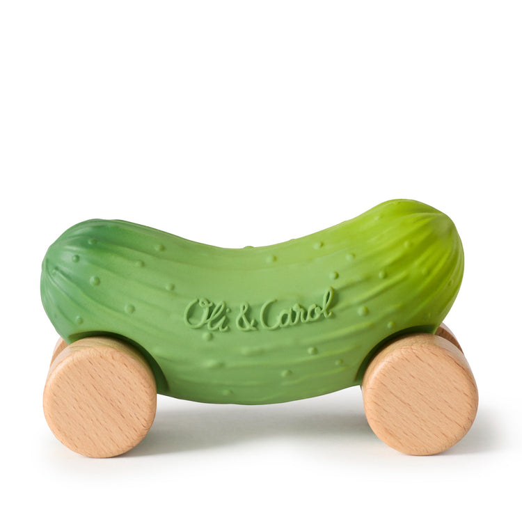 OLI&CAROL. Μασητικό αυτοκινητάκι από φυσικό καουτσούκ με ξύλινες ρόδες Αγγούρι